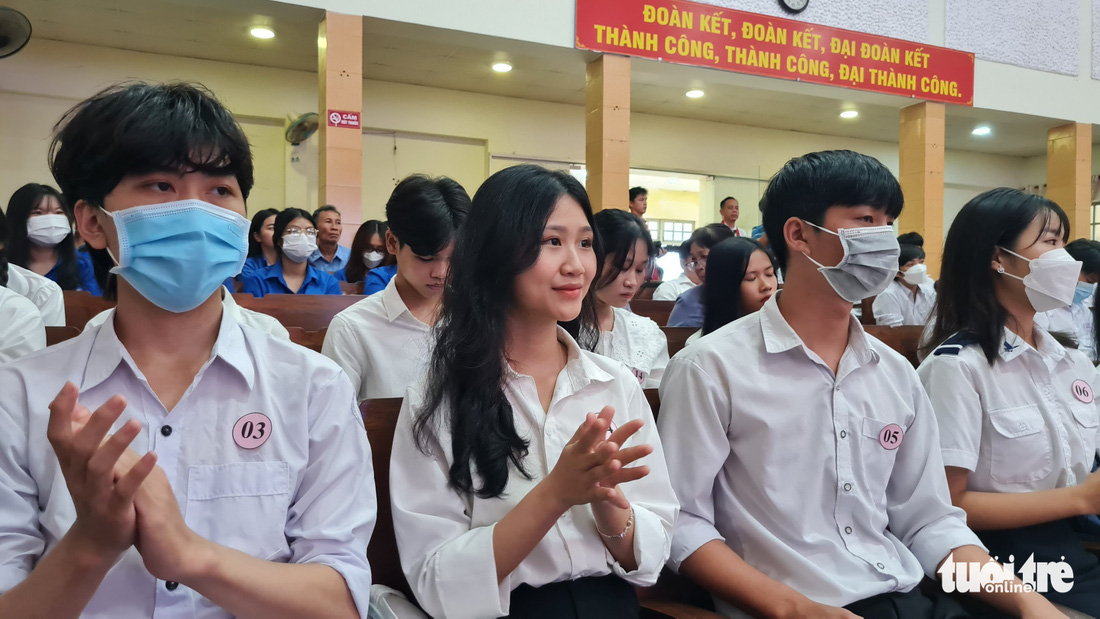 Niềm vui nhân đôi trong lễ trao học bổng ‘Tiếp sức đến trường’ tại Phú Yên - Ảnh 1.