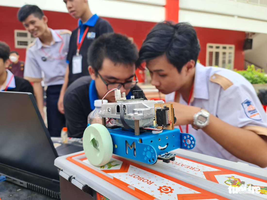 Học sinh trung học phổ thông TP.HCM thi sáng tạo robot - Ảnh 2.