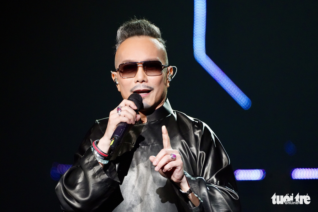 Jimmii Nguyễn mang trâu lên sân khấu kỷ niệm 30 năm ca hát - Ảnh 1.