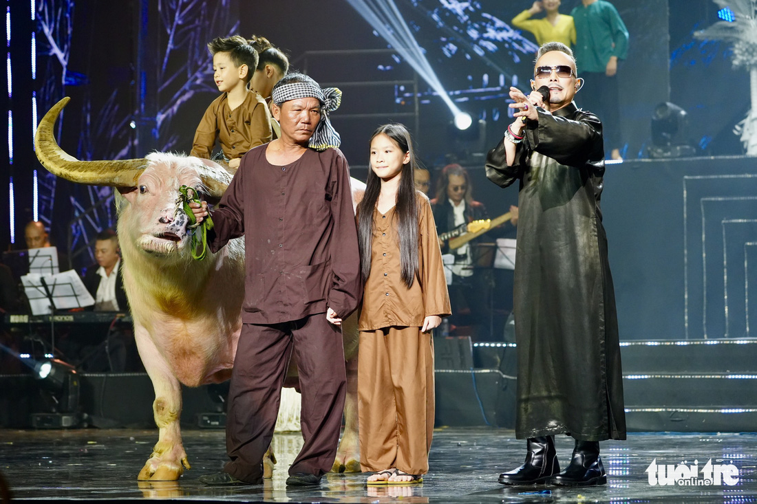 Jimmii Nguyễn mang trâu lên sân khấu kỷ niệm 30 năm ca hát - Ảnh 4.