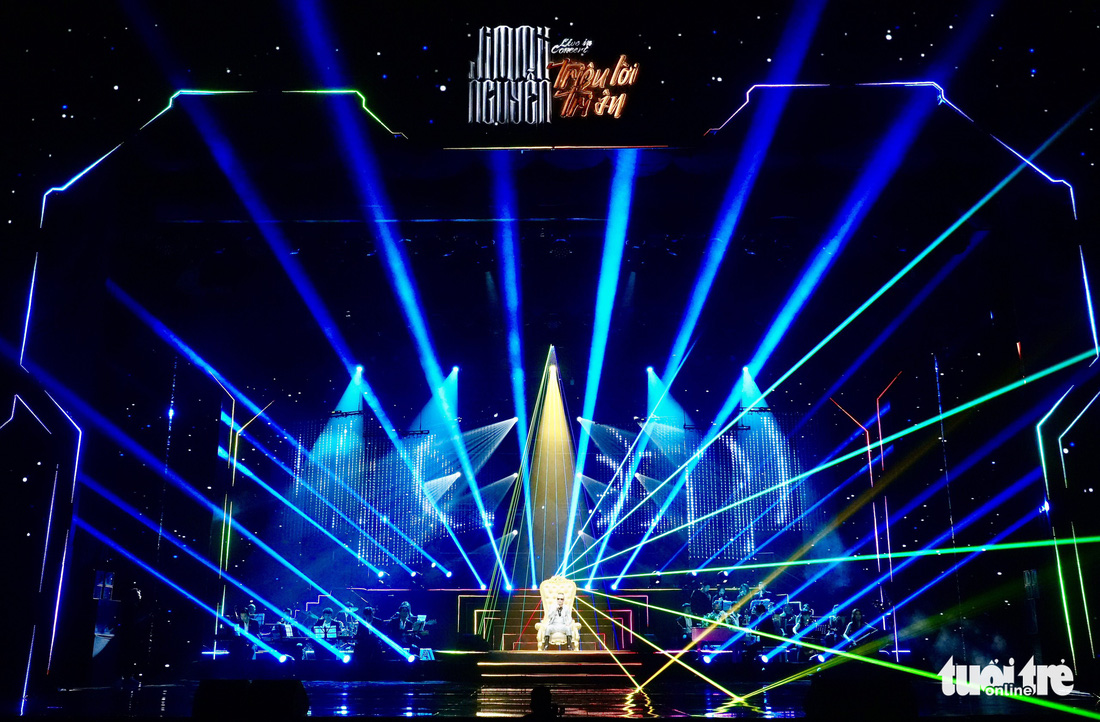 Jimmii Nguyễn mang trâu lên sân khấu kỷ niệm 30 năm ca hát - Ảnh 8.