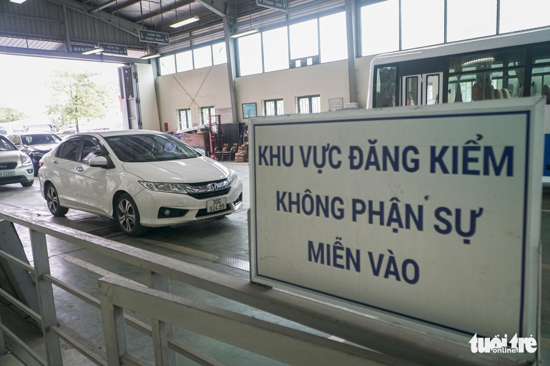 Đến lượt ô tô ở Hà Nội xếp hàng dài chờ đăng kiểm - Ảnh 6.