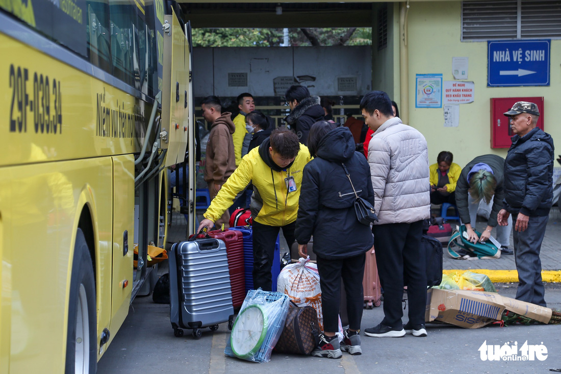 Hà Nội trước Tết dương lịch: Cửa ngõ ùn tắc kéo dài, ngồi chờ hàng giờ trên xe - Ảnh 6.