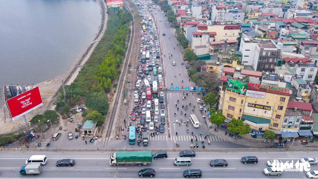 Hà Nội trước Tết dương lịch: Cửa ngõ ùn tắc kéo dài, ngồi chờ hàng giờ trên xe - Ảnh 5.