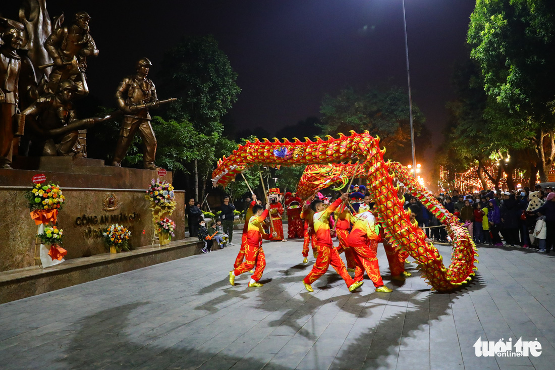 Phố đi bộ Trần Nhân Tông chính thức mở cửa phục vụ người dân thủ đô - Ảnh 5.