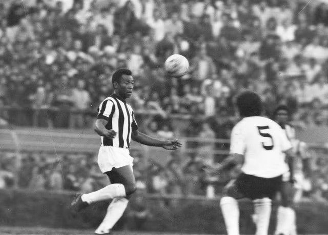 Những hình ảnh đáng nhớ trong sự nghiệp của Vua bóng đá Pele - Ảnh 13.