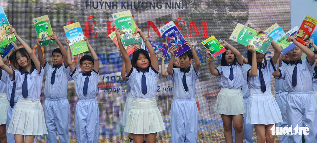 Nguyên Phó chủ tịch nước Trương Mỹ Hoa về trường cũ kể chuyện vừa học vừa làm cách mạng - Ảnh 2.