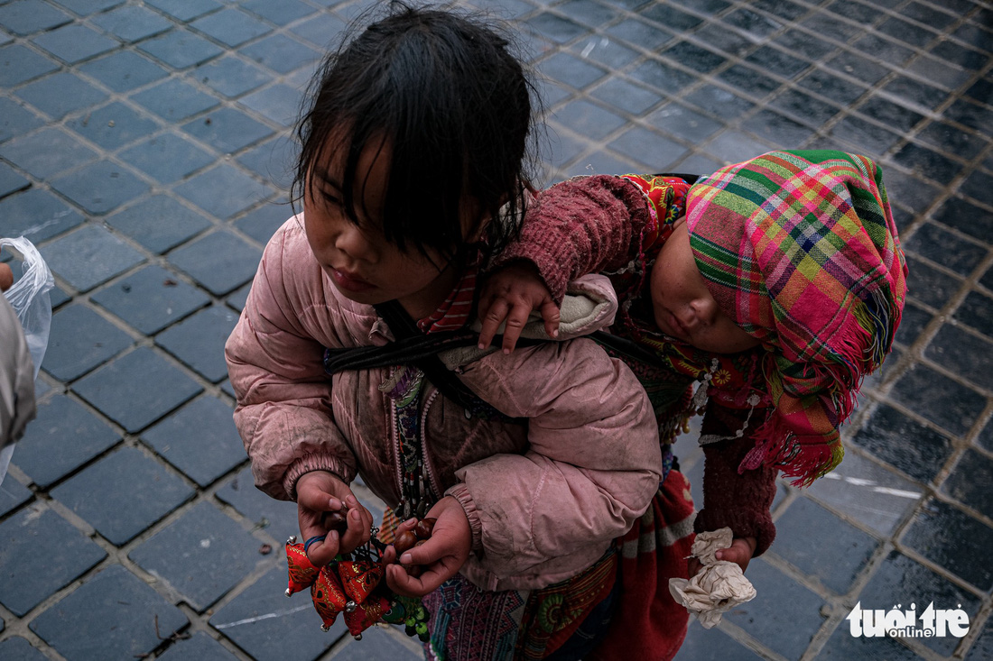 Trẻ em Sa Pa vẫn bị đẩy ra đường bán hàng trong mưa rét - Ảnh 3.
