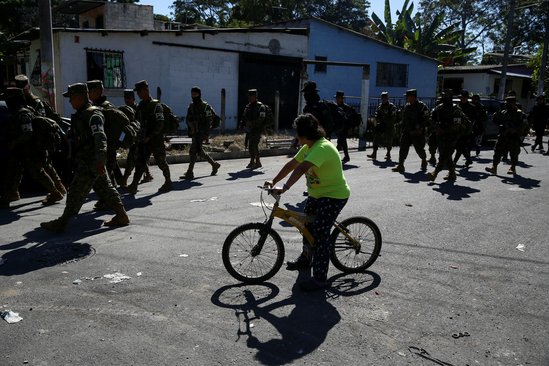 Băng đảng tội phạm lộng hành, El Salvador phải huy động 10.000 quân bao vây - Ảnh 1.