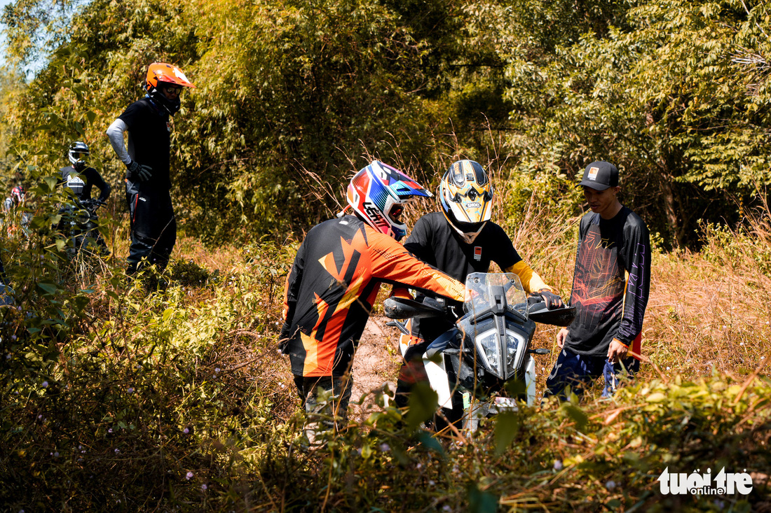Hai ngày thử thách sức bền của dân chơi mô tô địa hình tại Việt Nam - Ảnh 9.