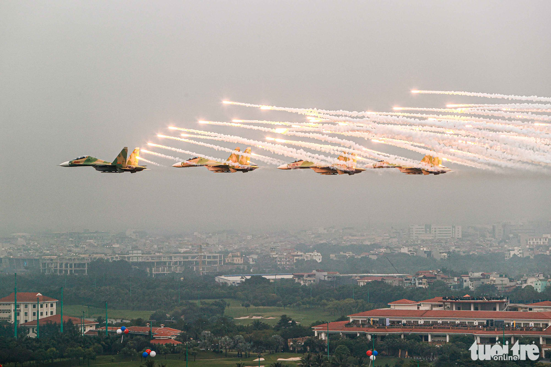 Hổ mang chúa Su-30MK2 trình diễn ấn tượng tại Triển lãm Quốc phòng quốc tế Việt Nam - Ảnh 1.
