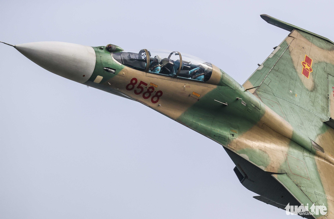 Hổ mang chúa Su-30MK2 trình diễn ấn tượng tại Triển lãm Quốc phòng quốc tế Việt Nam - Ảnh 7.