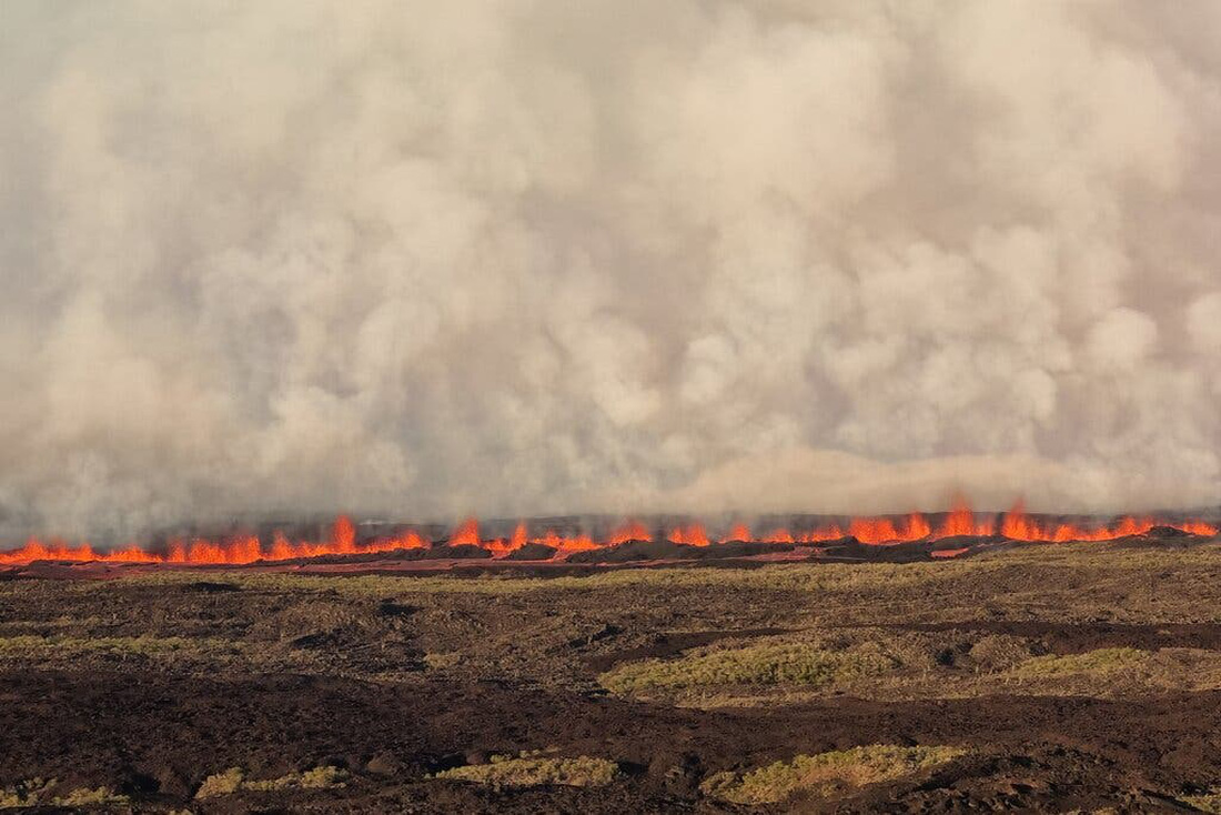 Núi lửa phun trào tạo thành dòng sông lửa kéo dài nhiều kilômet - Ảnh 4.