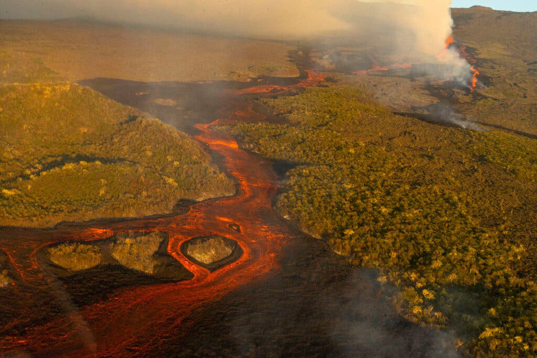 Núi lửa phun trào tạo thành dòng sông lửa kéo dài nhiều kilômet - Ảnh 2.