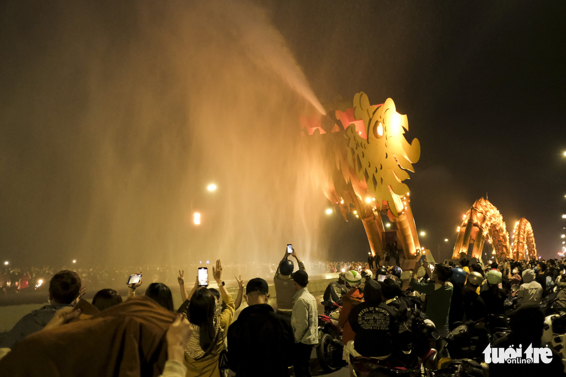 Hàng ngàn du khách lên cầu Rồng chờ xem rồng phun nước, phun lửa - Ảnh 3.