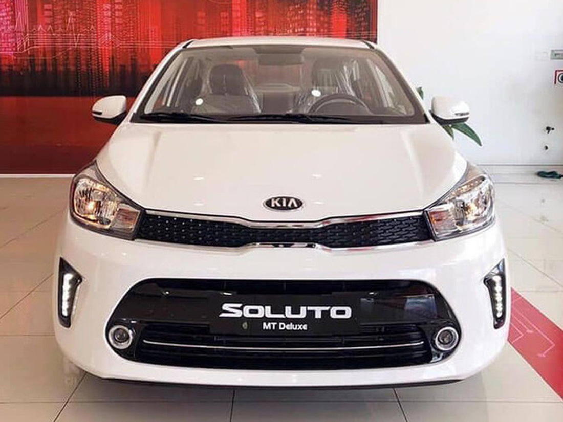 Chủ xe Kia Cerato, Soluto tốn tiền triệu sơn lại xe để nâng cấp logo mới cho hợp thời - Ảnh 2.