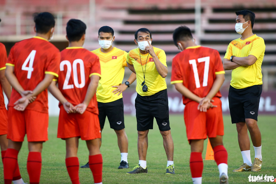 Các F1 của U23 Việt Nam đeo khẩu trang tập luyện - Ảnh 3.