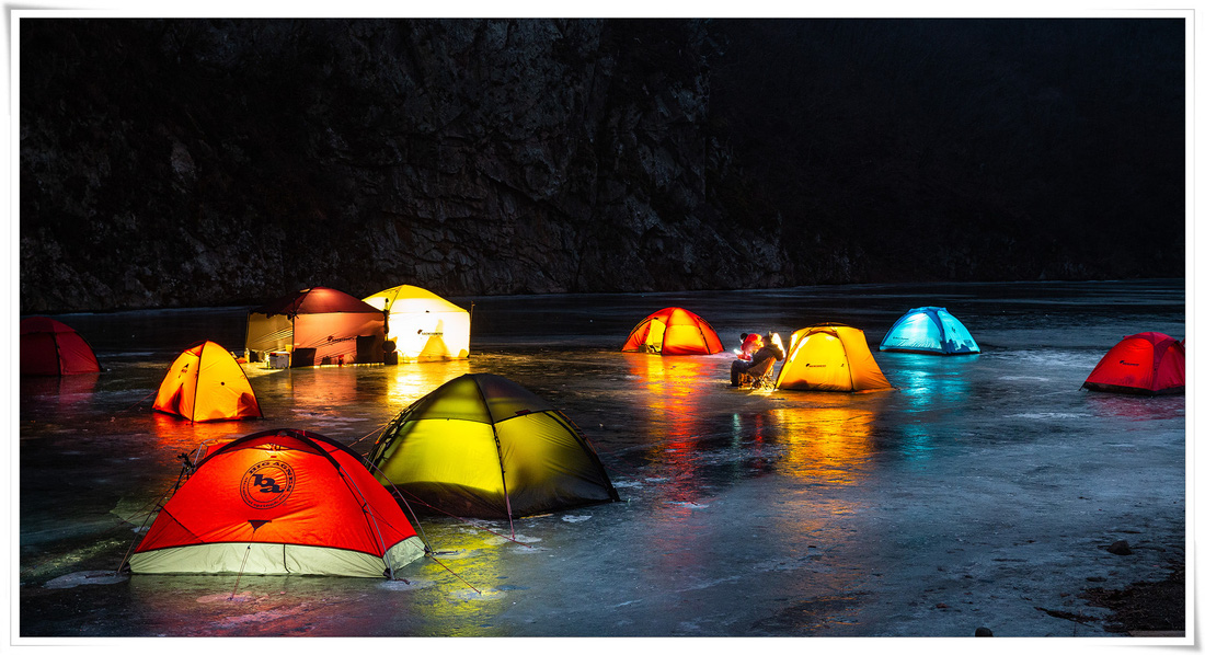 Trải nghiệm cắm trại trên mặt sông đóng băng, thức đêm ngắm dải ngân hà - Ảnh 1.