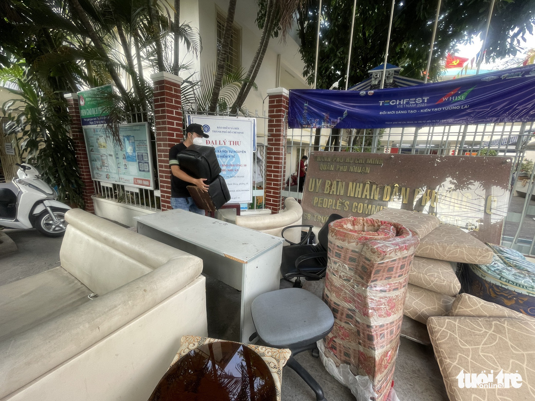 Người dân TP.HCM thi nhau gom rác sau lời kêu gọi mang rác lên phường, đừng mang rác ra đường - Ảnh 8.