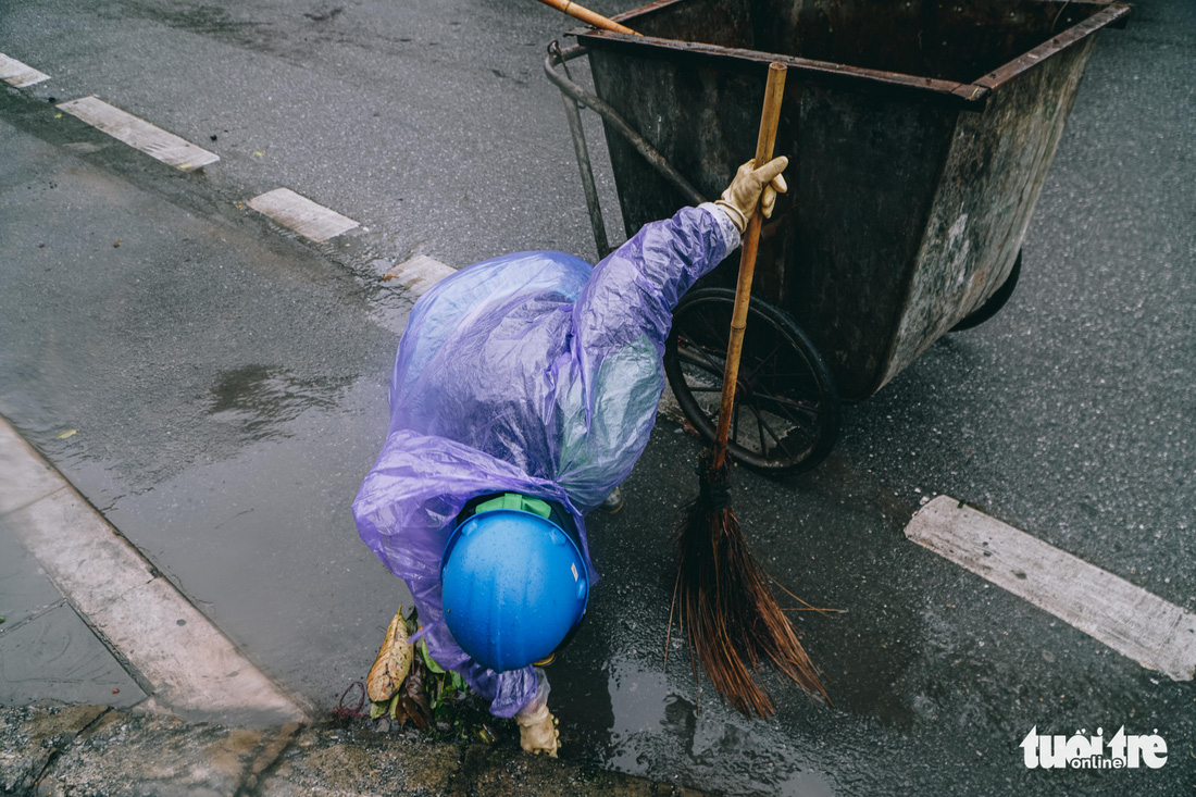 Người lao động ở Hà Nội trùm áo mưa, đốt lửa chống rét để mưu sinh - Ảnh 5.