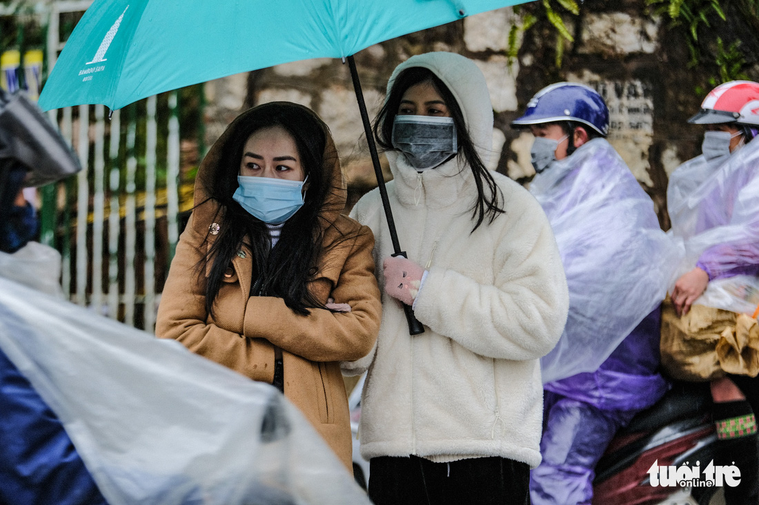 Mưa rét thấu xương, du khách đổ lên Sa Pa, Fansipan săn băng tuyết - Ảnh 7.