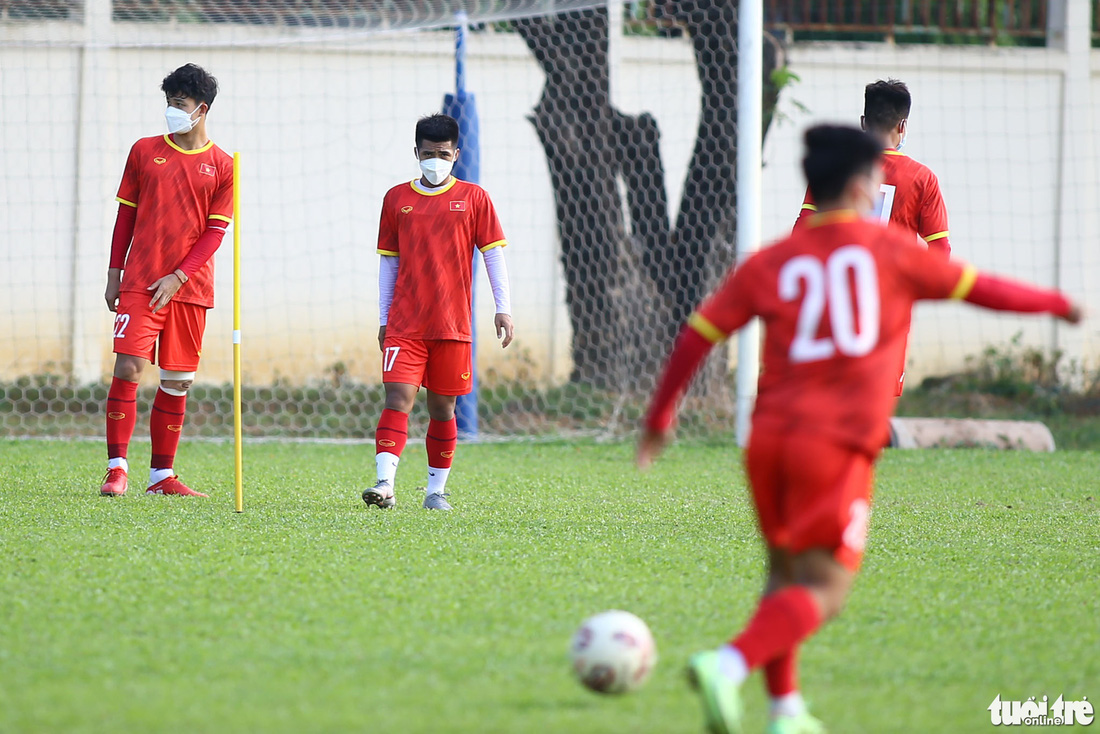 15/27 cầu thủ tuyển U23 Việt Nam đeo khẩu trang ra sân tập luyện - Ảnh 9.