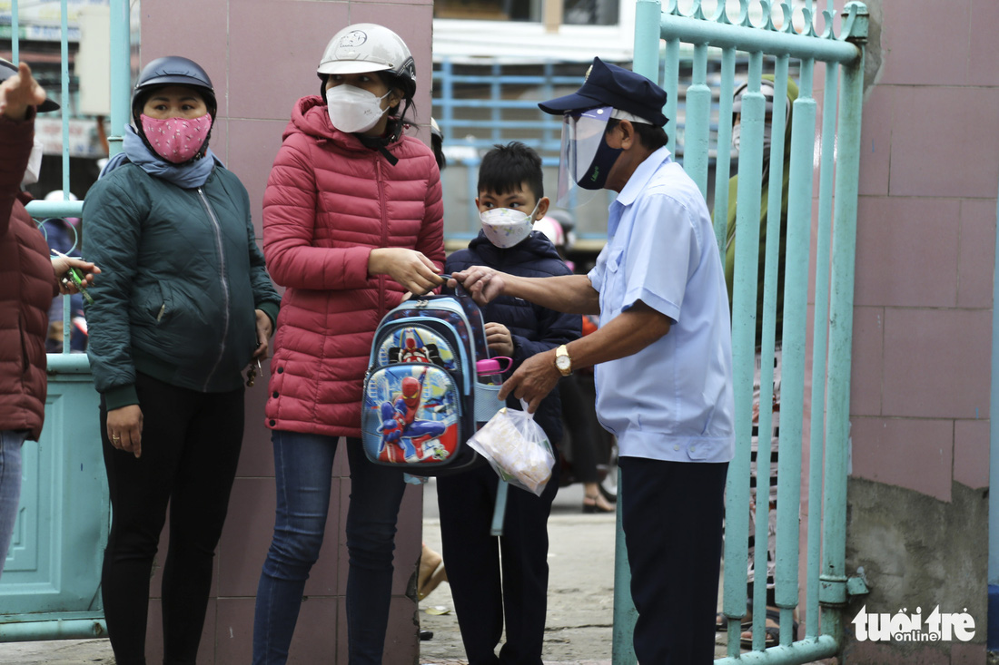 Tiểu học, mầm non Đà Nẵng mở cửa, học sinh vắng khá nhiều do phụ huynh chưa yên tâm - Ảnh 3.