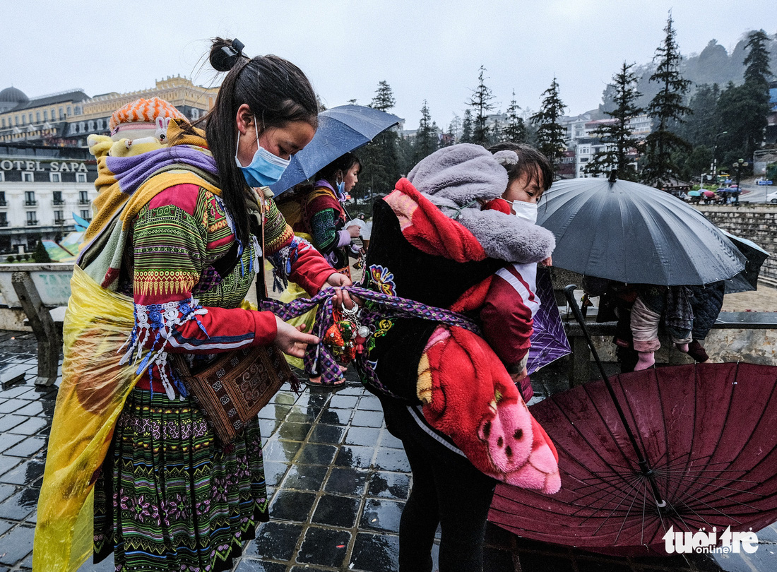 Trẻ em ở Sa Pa bị đẩy ra đường bán hàng trong mưa rét 1 độ C - Ảnh 4.