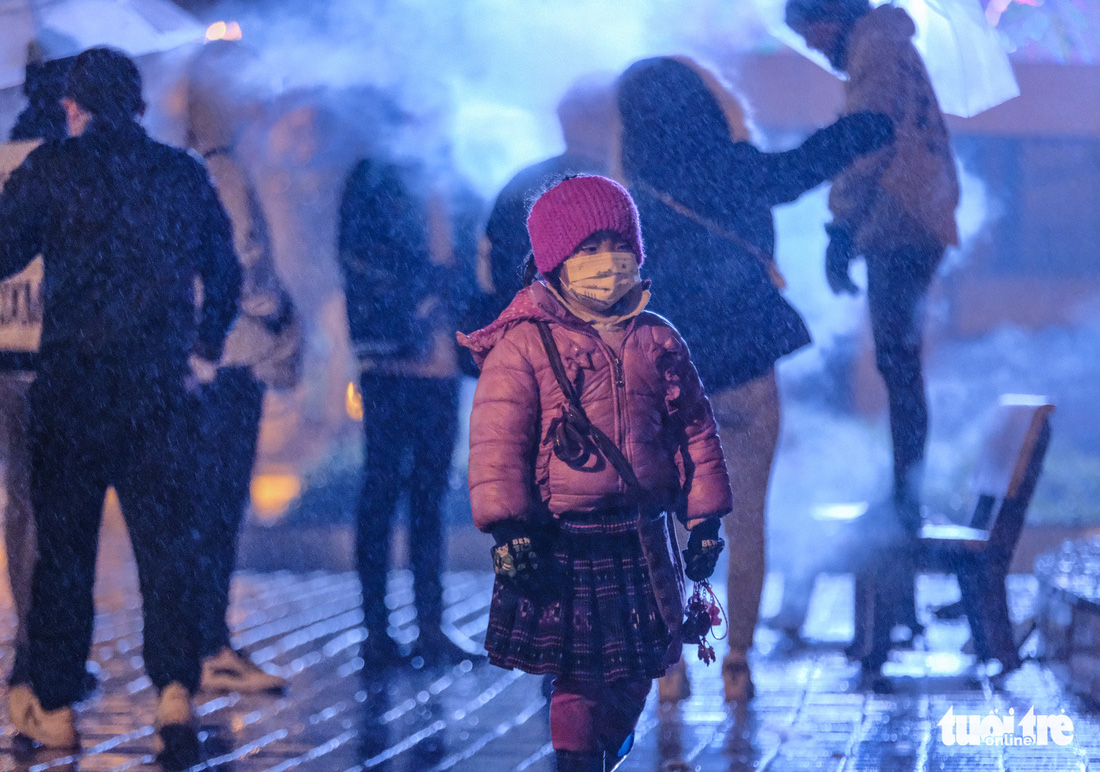 Trẻ em ở Sa Pa bị đẩy ra đường bán hàng trong mưa rét 1 độ C - Ảnh 12.