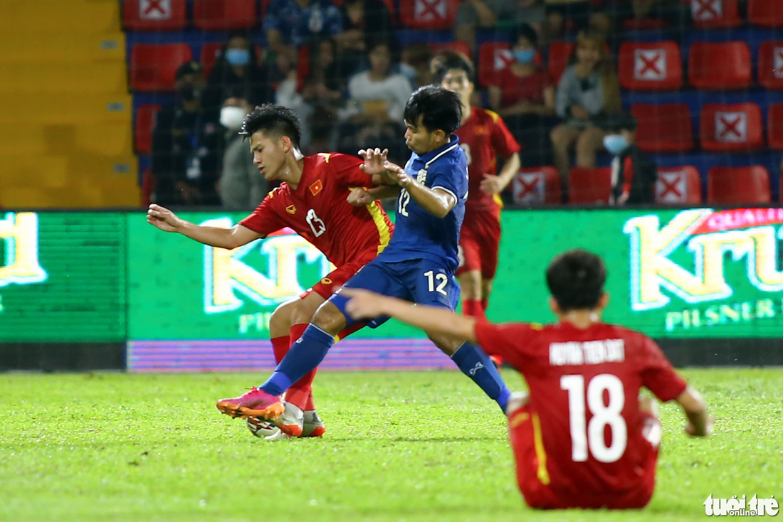 Những pha vào bóng rát của U23 Thái Lan dành cho U23 Việt Nam - Ảnh 5.