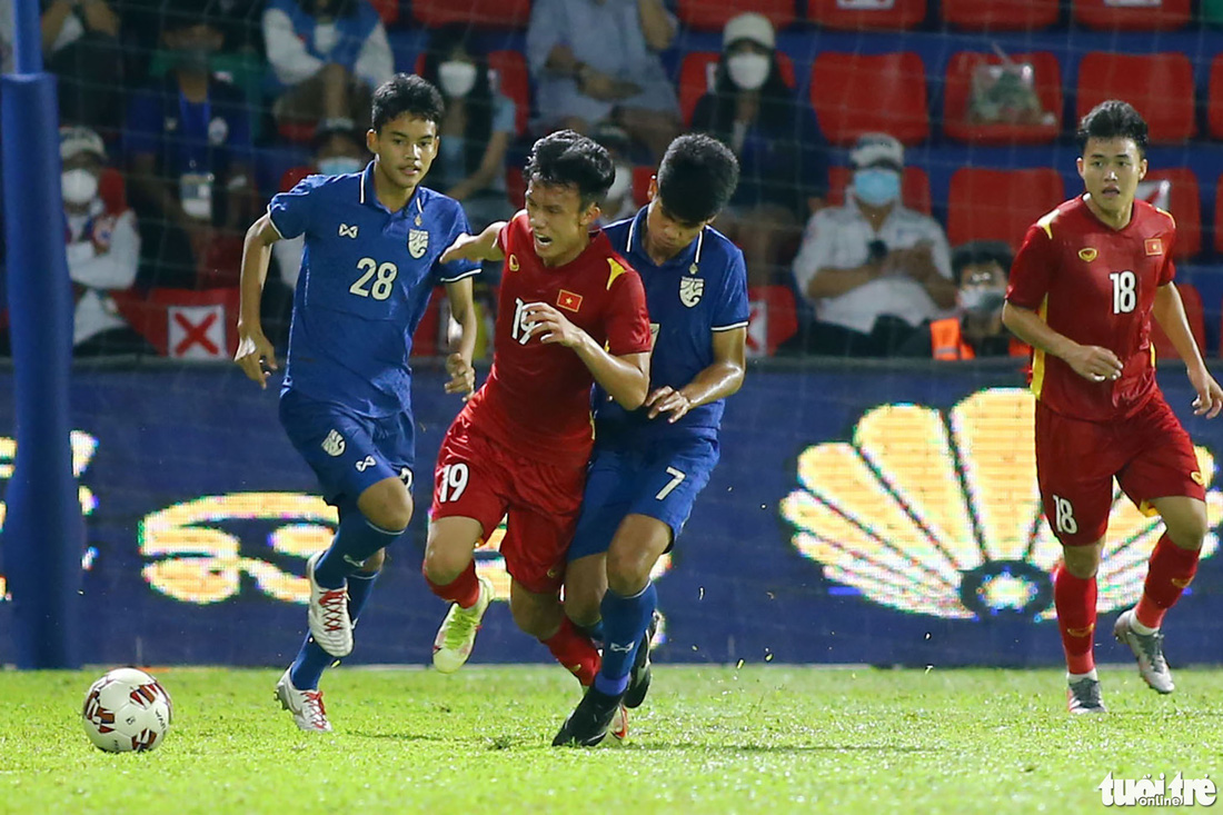 Những pha vào bóng rát của U23 Thái Lan dành cho U23 Việt Nam - Ảnh 6.