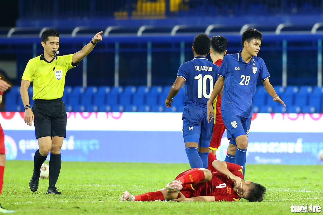 Những pha vào bóng rát của U23 Thái Lan dành cho U23 Việt Nam - Ảnh 7.