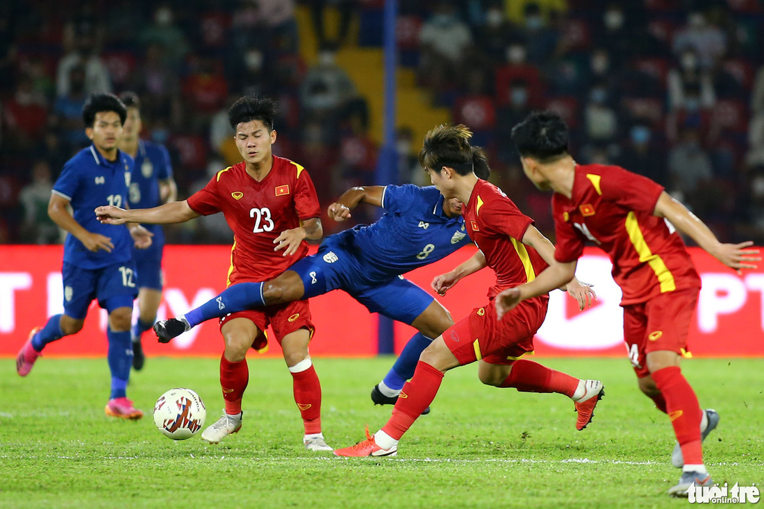 Những pha vào bóng rát của U23 Thái Lan dành cho U23 Việt Nam - Ảnh 4.
