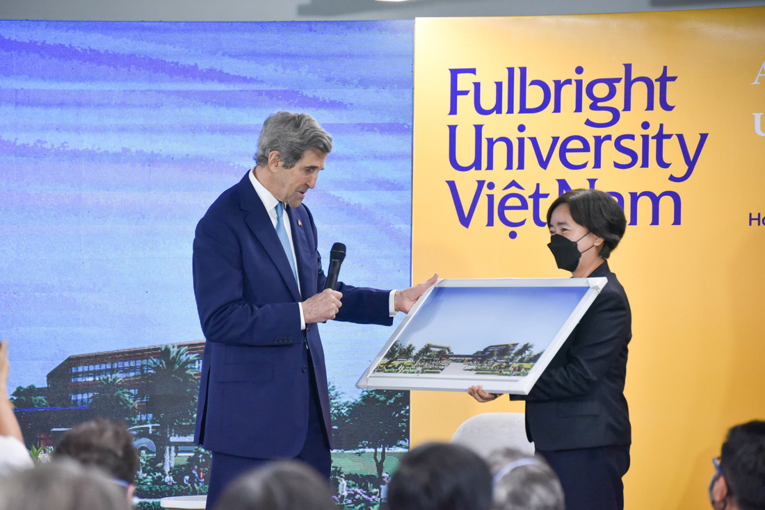 Đặc phái viên của tổng thống Mỹ về khí hậu, ông John Kerry, thăm Đại học Fulbright Việt Nam tháng 2-2022 - Ảnh: NGỌC PHƯỢNG