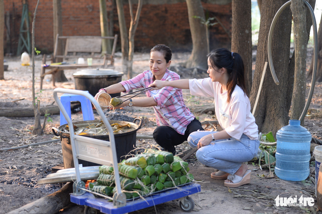 Những chiến sĩ áo trắng vừa chống dịch vừa làm thiện nguyện - Ảnh 5.