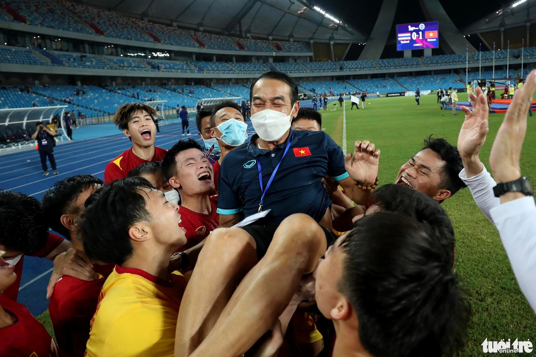 Khán giả tràn xuống sân ăn mừng cùng U23 Việt Nam - Ảnh 5.