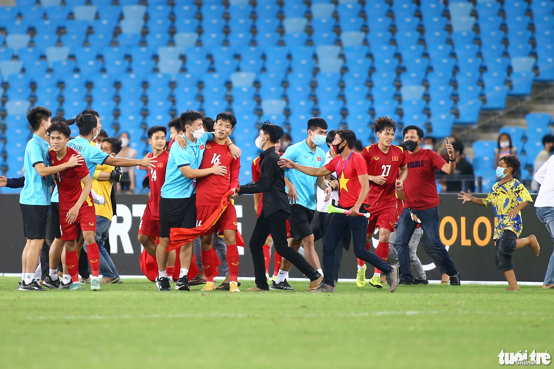 Khán giả tràn xuống sân ăn mừng cùng U23 Việt Nam - Ảnh 4.