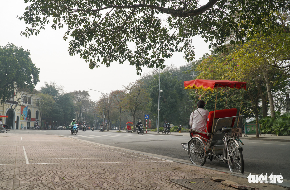 Đường phố, hàng quán tại Hà Nội vắng vẻ trước ‘đỉnh dịch’ COVID-19 - Ảnh 2.