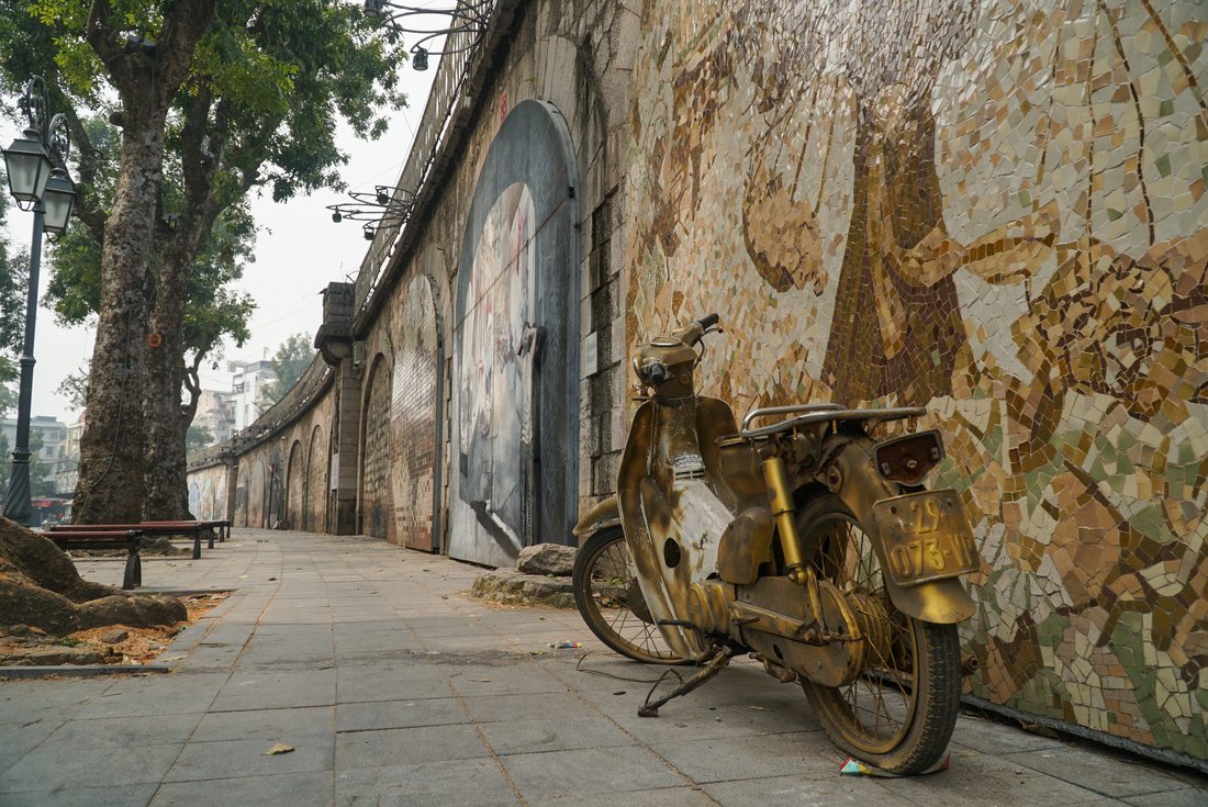Đường phố, hàng quán tại Hà Nội vắng vẻ trước ‘đỉnh dịch’ COVID-19 - Ảnh 4.