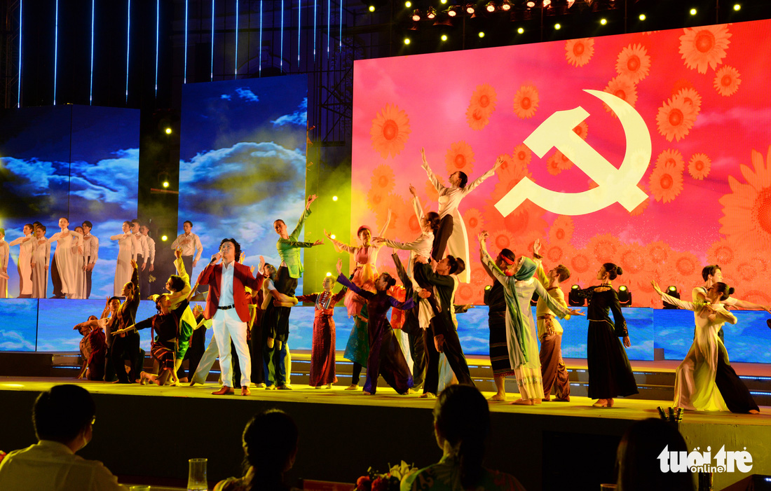 Biểu diễn nghệ thuật kỷ niệm 92 năm Ngày thành lập Đảng Cộng sản Việt Nam - Ảnh 1.