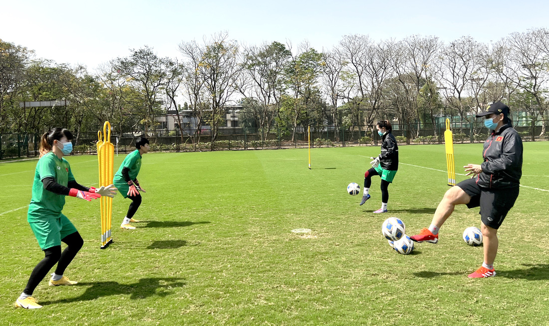 Đội tuyển nữ Việt Nam tập luyện giữa trưa nắng, quyết đánh bại Đài Loan - Ảnh 4.