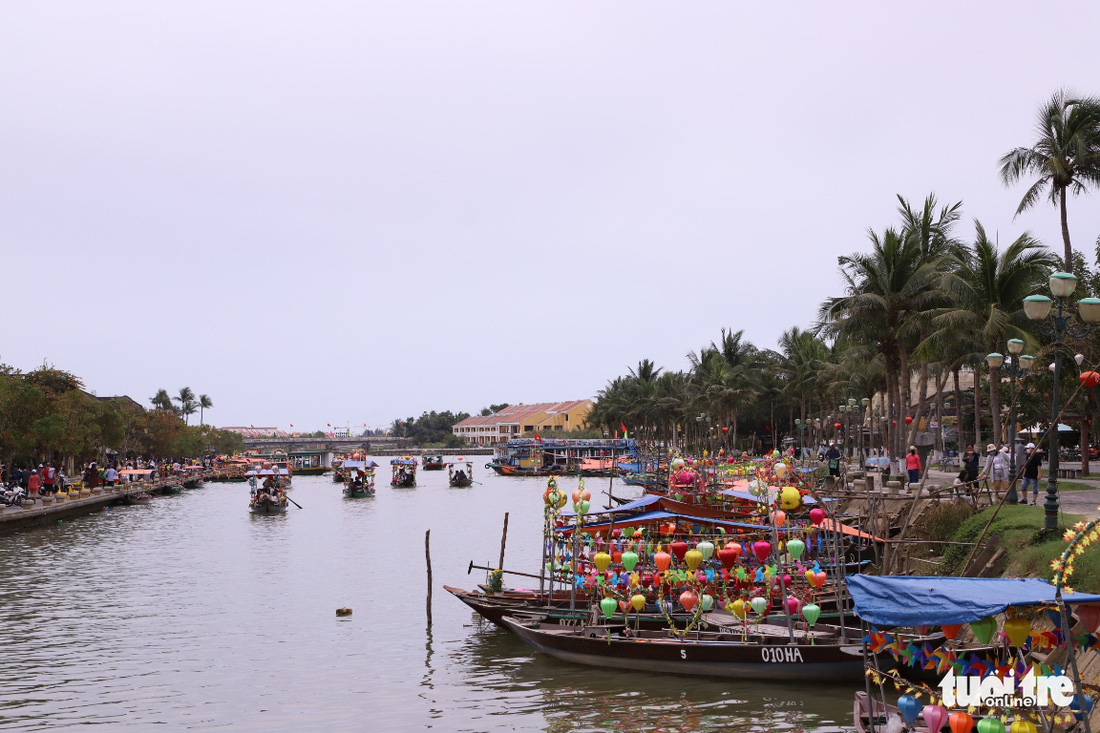 Đi thuyền trên sông Hoài, ngắm phổ cổ Hội An thơ mộng ngày đầu xuân - Ảnh 5.