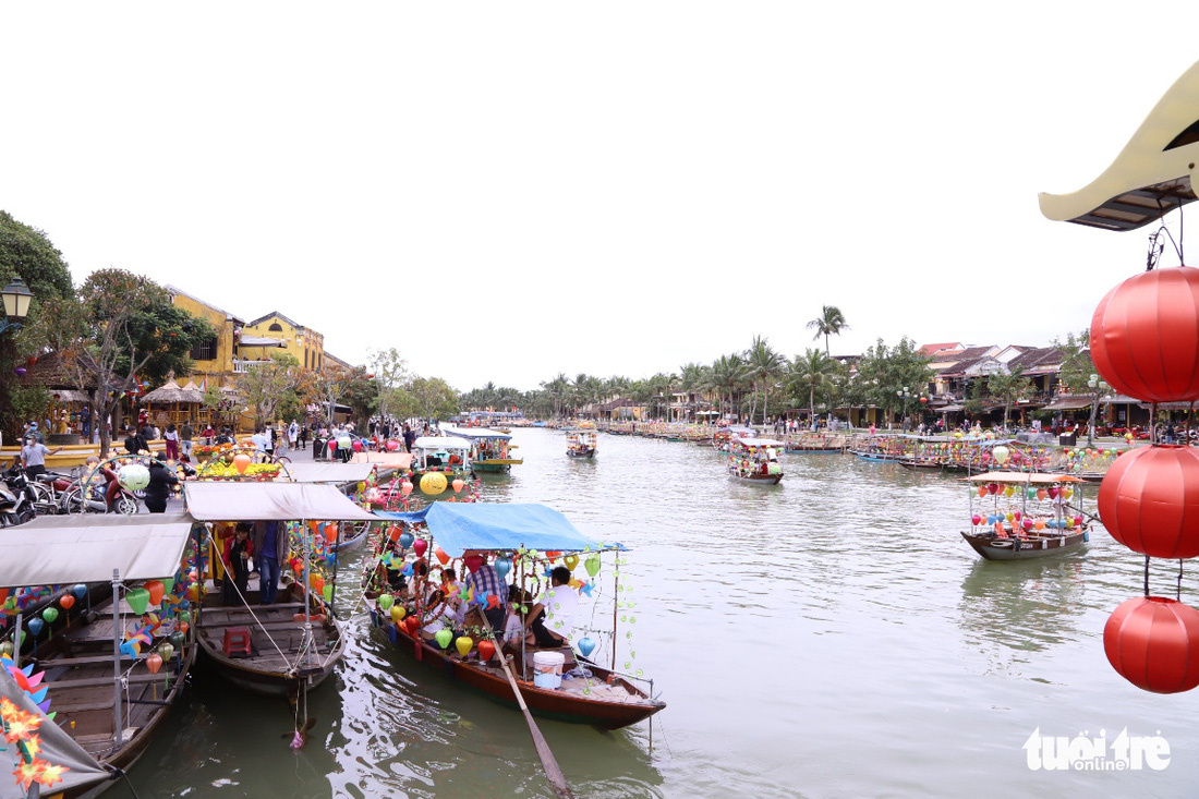 Đi thuyền trên sông Hoài, ngắm phổ cổ Hội An thơ mộng ngày đầu xuân - Ảnh 2.