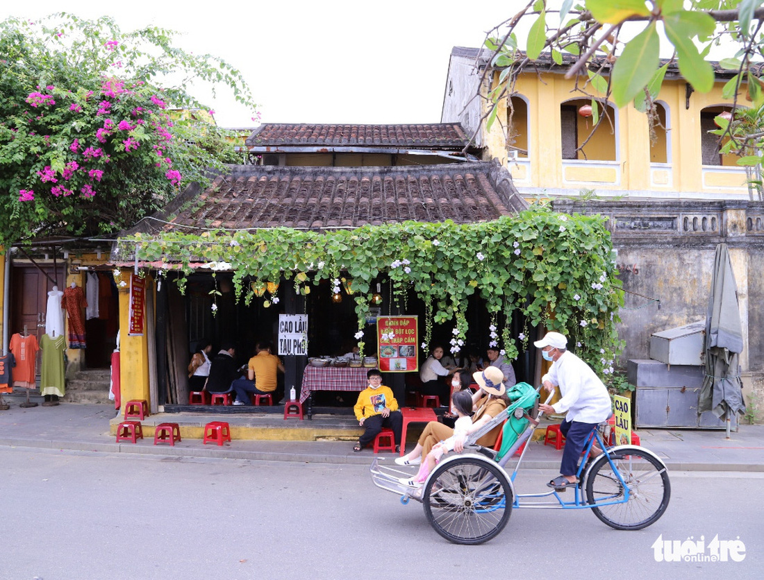 Đi thuyền trên sông Hoài, ngắm phổ cổ Hội An thơ mộng ngày đầu xuân - Ảnh 7.