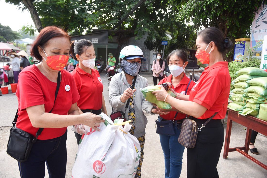 Người dân TP Thủ Đức hào hứng đổi ve chai lấy gạo và nước tương - Ảnh 7.