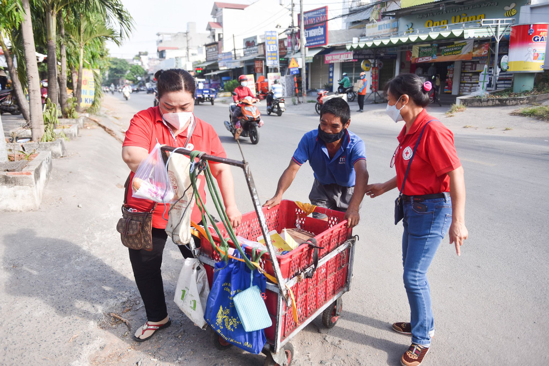 Người dân TP Thủ Đức hào hứng đổi ve chai lấy gạo và nước tương - Ảnh 3.