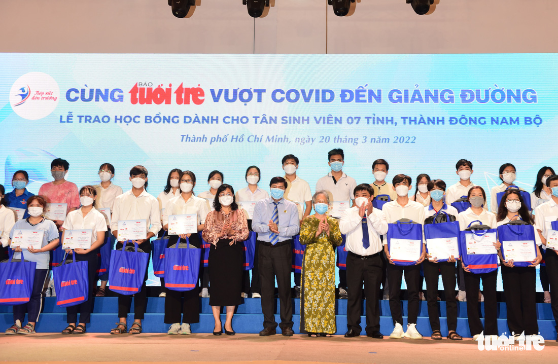 Tiếp sức đến trường trao gần 200 suất học bổng cho sinh viên khó khăn - Ảnh 15.