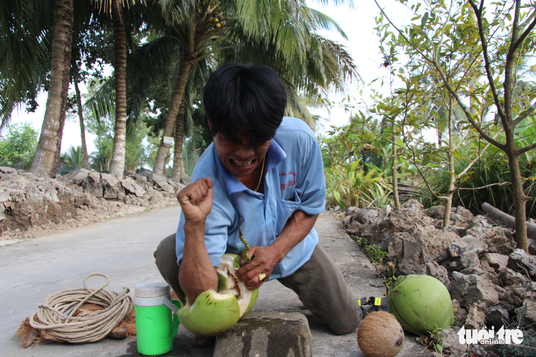 Tuyệt kỹ khinh công trong nghề rửa dừa - Ảnh 2.