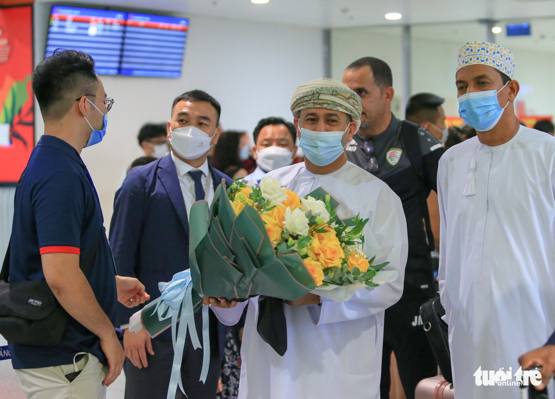 Tuyển Oman hạ cánh trễ, cầu thủ hào hứng chào CĐV Việt Nam - Ảnh 7.