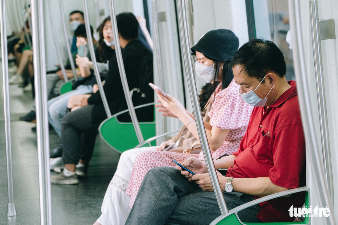 Khách đi tàu metro Cát Linh - Hà Đông tăng mạnh, có lúc phải đứng - Ảnh 4.
